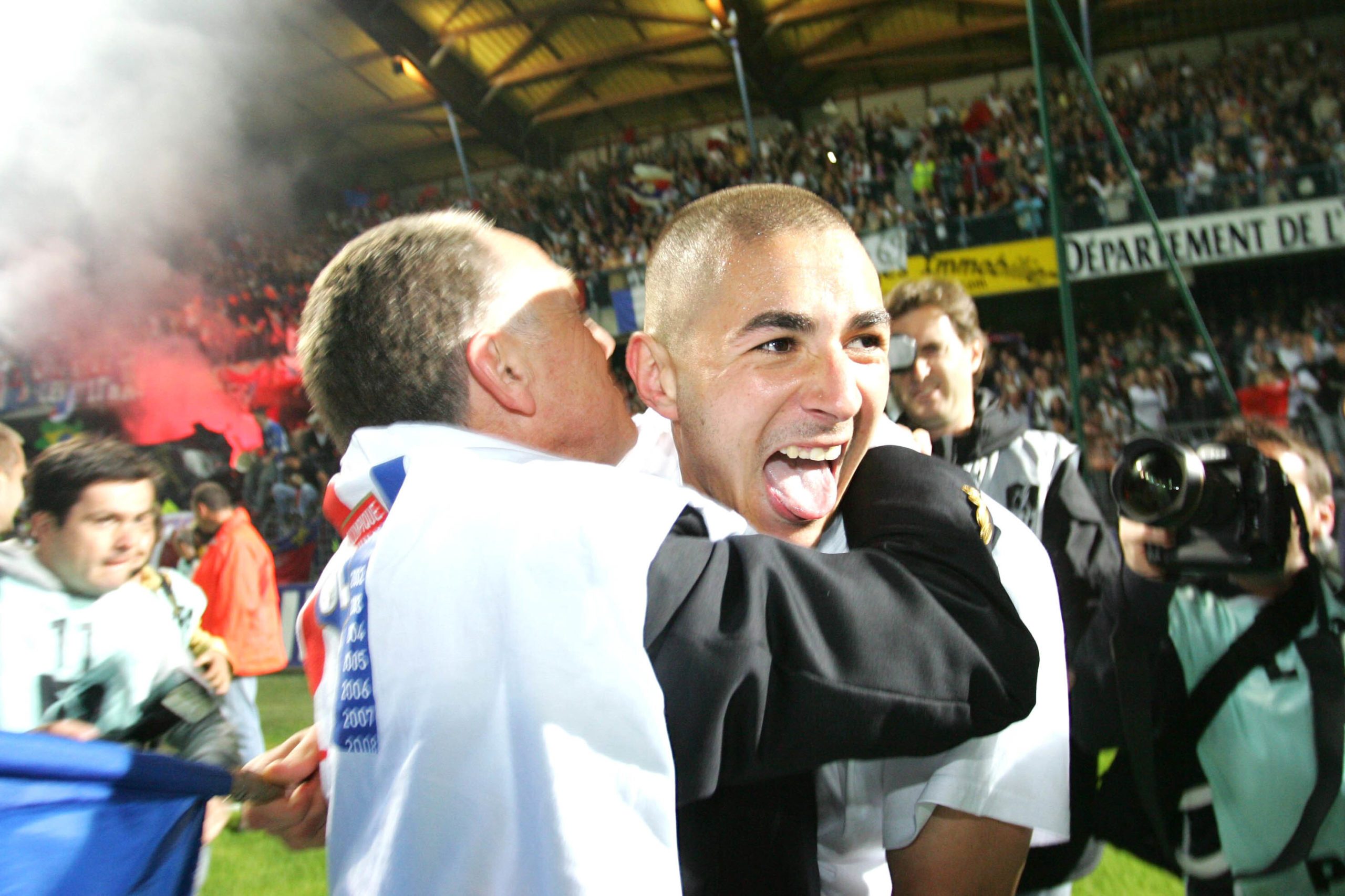 Jean-Michel Aulas dans les bras de Karim Benzema (formé au club), futur ballon d’or 2022